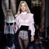 Alessandra Ambrosio usou look com transparência para desfilar pela Balmain na Paris Fashion Week, nesta quinta-feira, 3 de março de 2016