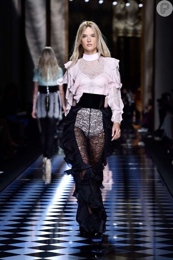 Alessandra Ambrosio usou look com transparência para desfilar pela Balmain na Paris Fashion Week, nesta quinta-feira, 3 de março de 2016