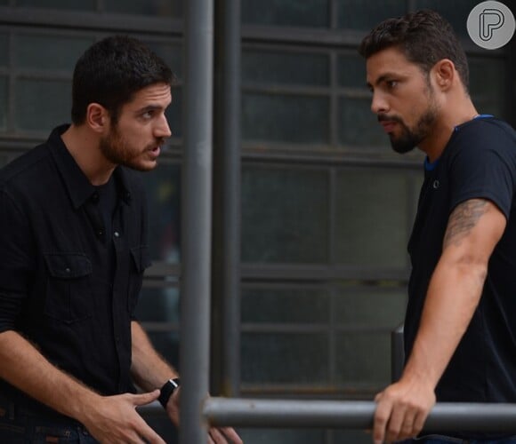 Dante (Marco Pigossi) diz a Juliano (Cauã Reymond) que precisa de uma prova de que Romero (Alexandre Nero) está vivo para tirar Tóia (Vanessa Giácomo) da cadeia, na novela 'A Regra do Jogo'