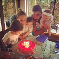 Luana Piovani e marido comemoram seis meses dos filhos gêmeos: 'Família feliz'