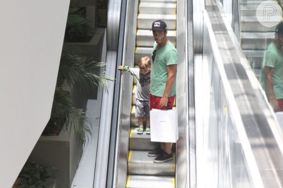 Thiago Rodrigues faz compras em shopping com o filho
