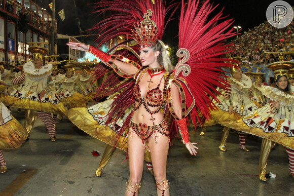 Bárbara Evans estreou no Carnaval em 2014 quando desfilou como musa da Grande Rio e ganhou elogios da mãe, Monique Evans: 'Estava uma gracinha'