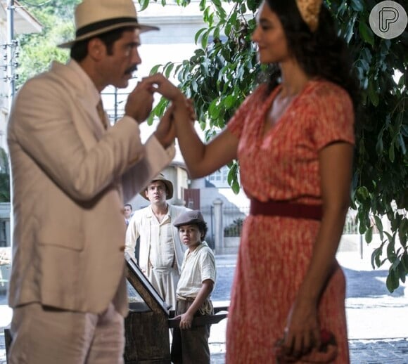 Candinho (Sergio Guizé) vê Filomena (Débora Nascimento) aceitar o pedido de noivado de Ernesto (Eriberto Leão), na novela 'Êta Mundo Bom!', em 4 de março de 2016