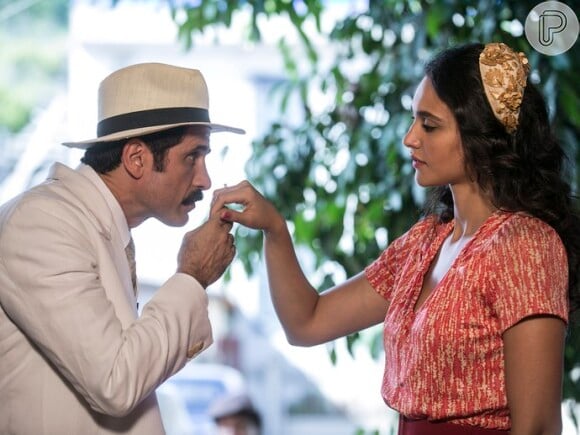 Ernesto (Eriberto Leão) faz Filomena (Débora Nascimento) pagar pelo próprio anel de noivado, na novela 'Êta Mundo Bom!'