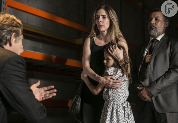 Gibson (José de Abreu) sequestra Kiki (Deborah Evelyn) e Aninha (Leticia Braga) novamente, na novela 'A Regra do Jogo'