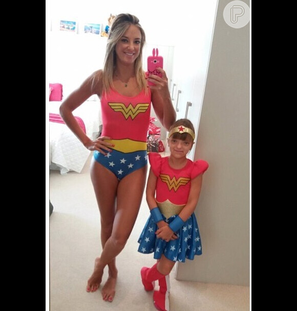 Ticiane Pinheiro e Rafaella Justus se vestem de Mulher Maravilha para prestigiar uma festa infantil nesta sexta-feira, dia 4 de março de 2016. ' Hoje realizei o sonho de me fantasiar junto com minha mini Tici', escreveu na foto compartilhada em seu Instagram 
