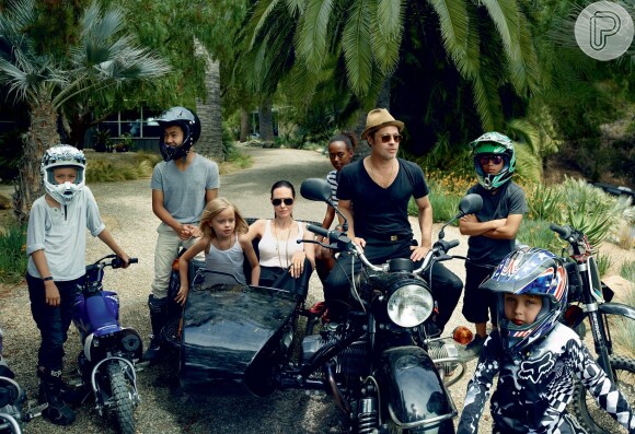 Angelina Jolie posa com Brad Pitt e os seis filhos do casal