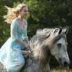 Lily James aparece vestida de Cinderela em 1ª foto divulgada pela Walt Disney