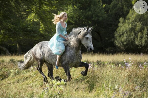 Lily James aparece caracterizada como Cinderela em primeira foto divulgada pelo Walt Disney Studios