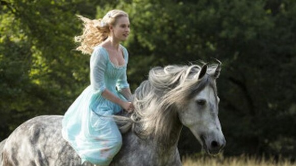 Lily James aparece vestida de Cinderela em 1ª foto divulgada pela Walt Disney