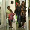 Giovanna Antonelli passeia com as filhas, Sofia e Antônia, em shopping na Barra