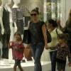 Giovanna Antonelli passeia no shopping com as filhas, Antônia e Sofia