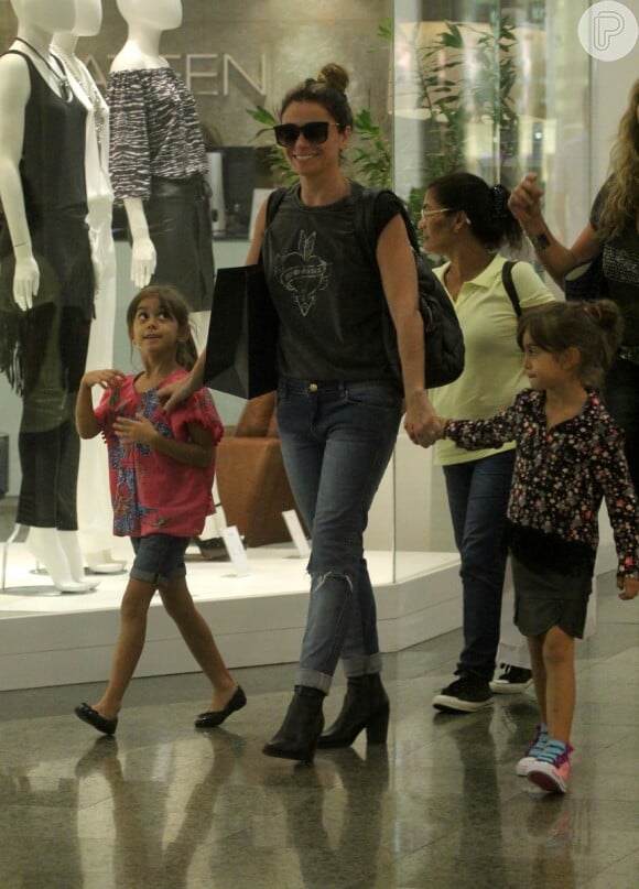 Giovanna Antonelli passeia no shopping com as filhas, Antônia e Sofia