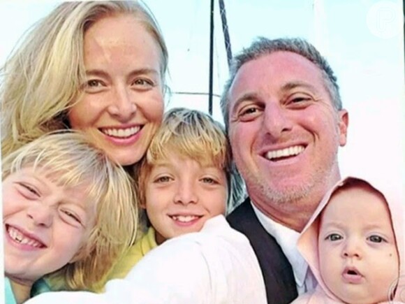 Em maio de 2015, Angélica, Luciano Huck e os três filhos do casal, Joaquim, Benício e Eva, sofreram um acidente de avião