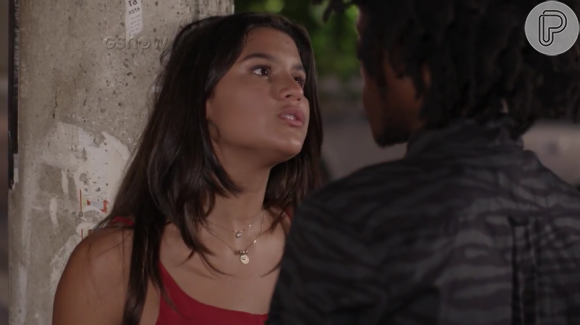 Lívia (Giulia Costa) fica incomodada com a aproximação entre Vera (Mari Oliveira) e Beto (Maicon Rodrigues)