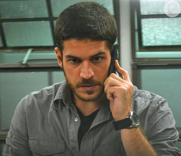 Em 'A Regra do Jogo', Conceição (Séfora Rangel) ligará escondido para Dante (Marco Pigossi), pedindo para ele levar a polícia até a mansão