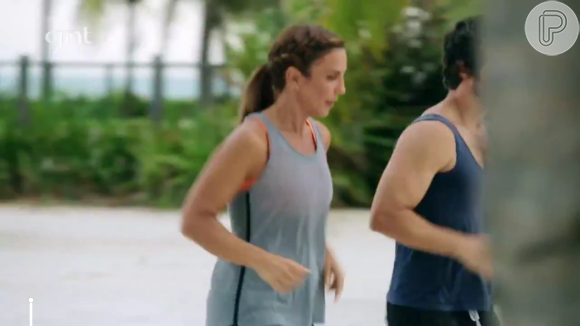 Ivete Sangalo corre na Praia do Forte, na Bahia, com o ator Gabriel Braga Nunes