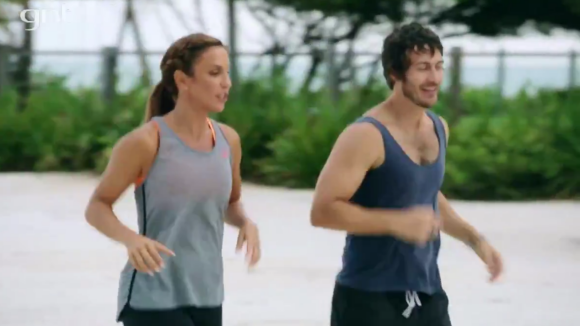 Ivete Sangalo e Gabriel Braga Nunes correm na praia em estreia do 'Superbonita'