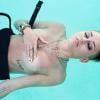 Miley Cyrus posa de topless em ensaio para a revista 'Rolling Stone'
