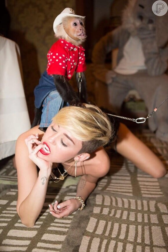 Miley Cyrus posa sensual com um macaco em Las Vegas, no EUA