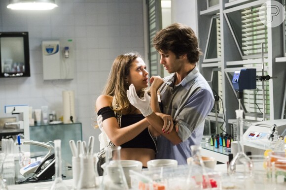 Cassandra (Juliana Paiva) agarra Fabinho (Daniel Blanco), que corresponde ao beijo dela, na novela 'Totalmente Demais'