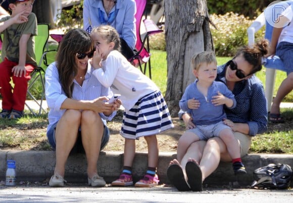 Jennifer Garner se diverte ao lado de uma das três filhas
