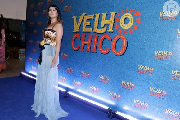 Carol Castro disfarça vestido rasgado durante a coletiva de 'Velho Chico' nesta segunda-feira, dia 7 de março de 2013