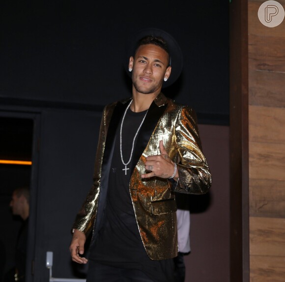 Neymar chegou todo elegante para a festa de 20 anos de sua irmã, Rafaella Santos, que aconteceu na noite desta segunda-feira, 7 de março de 2016, em uma casa de festas em São Paulo