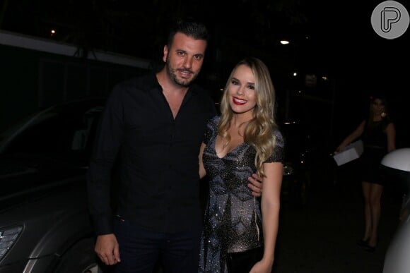 A cantora Thaeme prestigiou o aniversário de Rafaella Santos ao lado do marido, o empresário Fábio Elias, na noite desta segunda-feira, 7 de março de 2016, em São Paulo