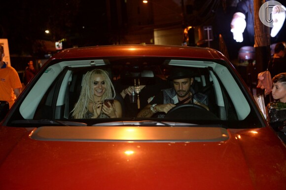 Latino e Mendigata deixaram juntos a festa de Rafaella Santos, irmã de Neymar, nesta segunda (7), em São Paulo