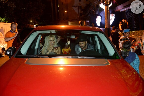 Latino e Mendigata deixaram juntos a festa de Rafaella Santos, irmã de Neymar, nesta segunda (7), em São Paulo