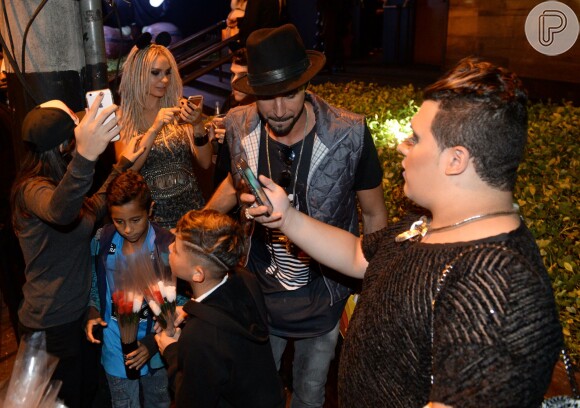Latino e Mendigata deixaram juntos a festa de Rafaella Santos, irmã de Neymar, nesta segunda (7), em São Paulo