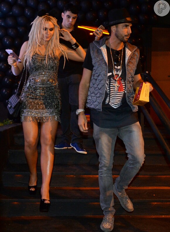 Latino e Mendigata deixaram juntos a festa de Rafaella Santos, irmã de Neymar, nesta segunda (7), em São Paulo