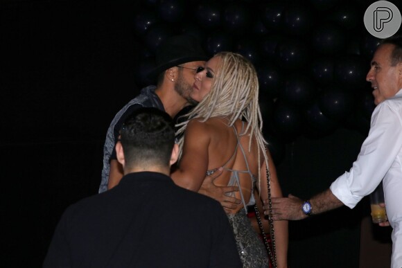 Latino e Mendigata deixaram juntos a festa de Rafaella Santos, irmã de Neymar, nesta segunda (7), em São Paulo