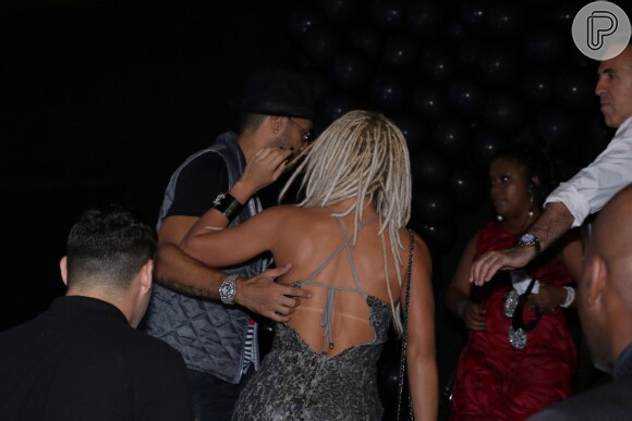 Latino e Mendigata deixaram juntos a festa de Rafaella Santos, irmã de Neymar, nesta segunda (7), em São Paulo