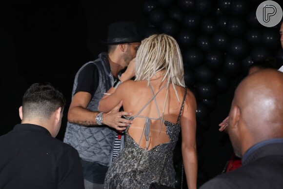 Latino e Mendigata deixaram juntos a festa de Rafaella Santos, irmã de Neymar, nesta segunda (7), em São Paulo