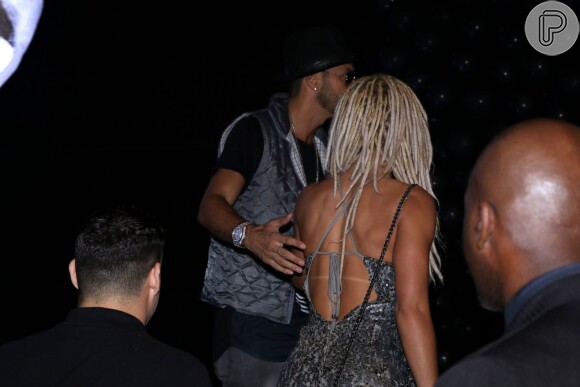 Latino e Mendigata deixaram juntos a festa de Rafaella Santos, irmã de Neymar, nesta segunda (7), em São Paulo