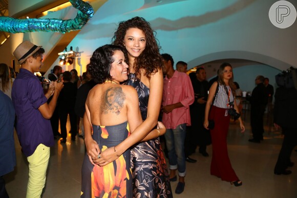 Marina Nery foi à festa da novela 'Velho Chico' com a mãe, Cristiane Magali, que mostrou uma enorme tatuagem com o rosto da filha