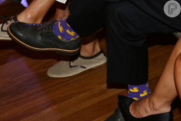 Antonio Fagundes apostou em meias coloridas roxas com estampa de patinhos amarelos na festa da novela 'Velho Chico', nesta segunda-feira, 7 de março de 2016