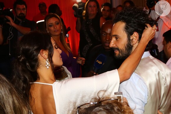 Rodrigo Santoro e a namorada, Mel Fronckowiak, trocam carinhos na festa da novela 'Velho Chico', nesta segunda-feira, 7 de março de 2016