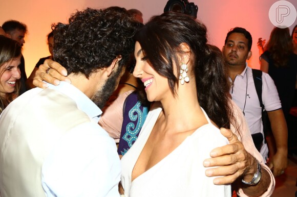 Rodrigo Santoro e a namorada, Mel Fronckowiak, trocam carinhos na festa da novela 'Velho Chico', nesta segunda-feira, 7 de março de 2016