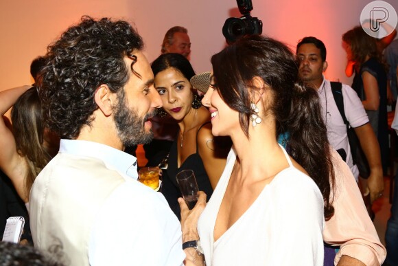 Rodrigo Santoro e a namorada, Mel Fronckowiak, trocam carinhos na festa da novela 'Velho Chico', nesta segunda-feira, 7 de março de 2016