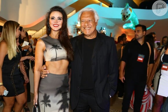 Antonio Fagundes posou ao lado da namorada, Alexandra Martins, que caprichou no look e mostrou boa forma com barriga de fora na festa da novela 'Velho Chico'