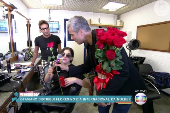 Otaviano Costa aproveitou o Dia Internacional da Mulher e distribuiu flores no Projac