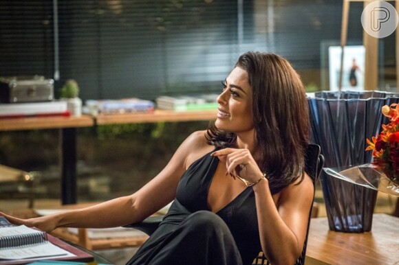 Carolina (Juliana Paes) chantageia Arthur (Fabio Assunção) e ameaça contar aposta para Eliza (Marina Ruy Barbosa) em 'Totalmente Demais'