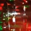 Um fã que estava na plateia do show do One Direction registrou a queda de Louis Tomlinson em um vídeo
