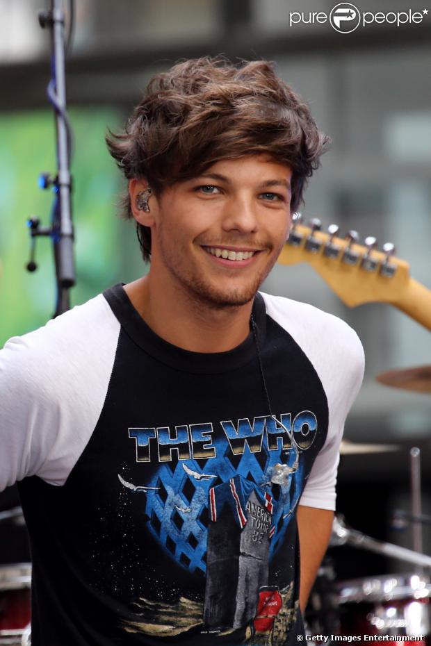 Louis Tomlinson, da banda One Direction, leva um tombo em ...