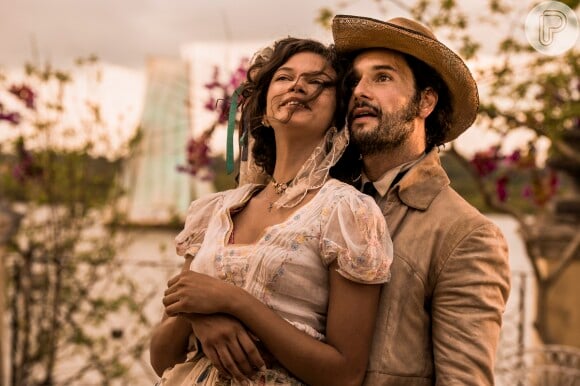 Afrânio (Rodrigo Santoro) e Leonor (Marina Nery) são flagrados juntos e o rapaz se casa com a moça, pressionado, na novela 'Velho Chico'