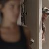 Dino (Paulo Rocha) tenta espiar Eliza (Marina Ruy Barbosa) posando nua, na novela 'Totalmente Demais'