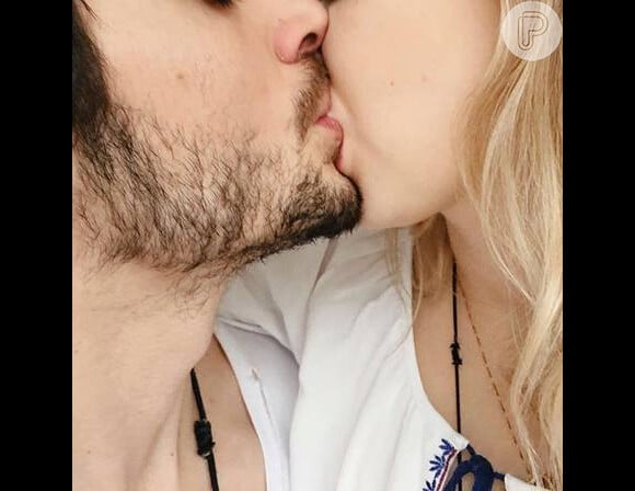 Isabella Scherer e Fiuk aparecem se beijando em foto postada pelo cantor